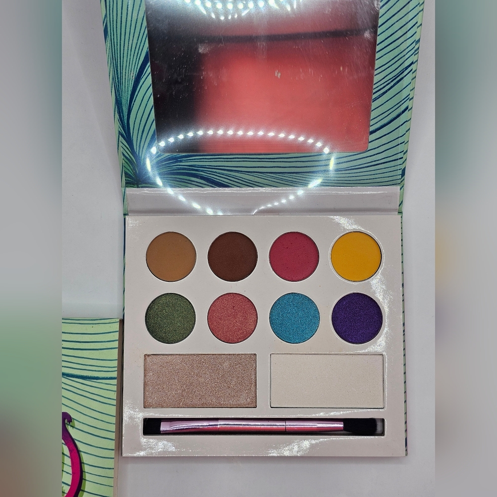 Moods Eyeshadow & Highlighter palette by Laura Sanchez NIB